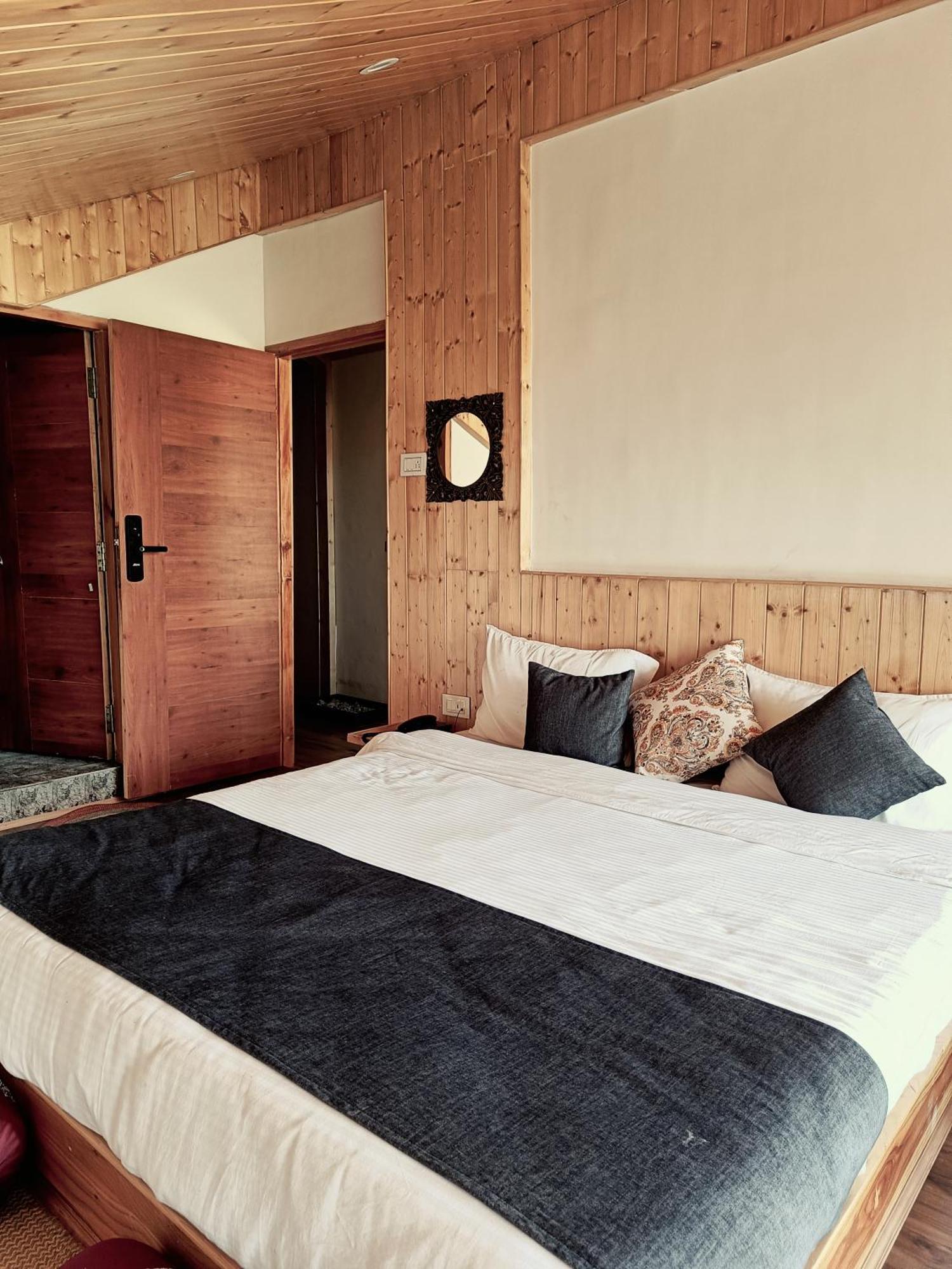 Trimounts-A Boutique Hotel & Wellnes Center In Tirthan Valley Banjār Exteriör bild
